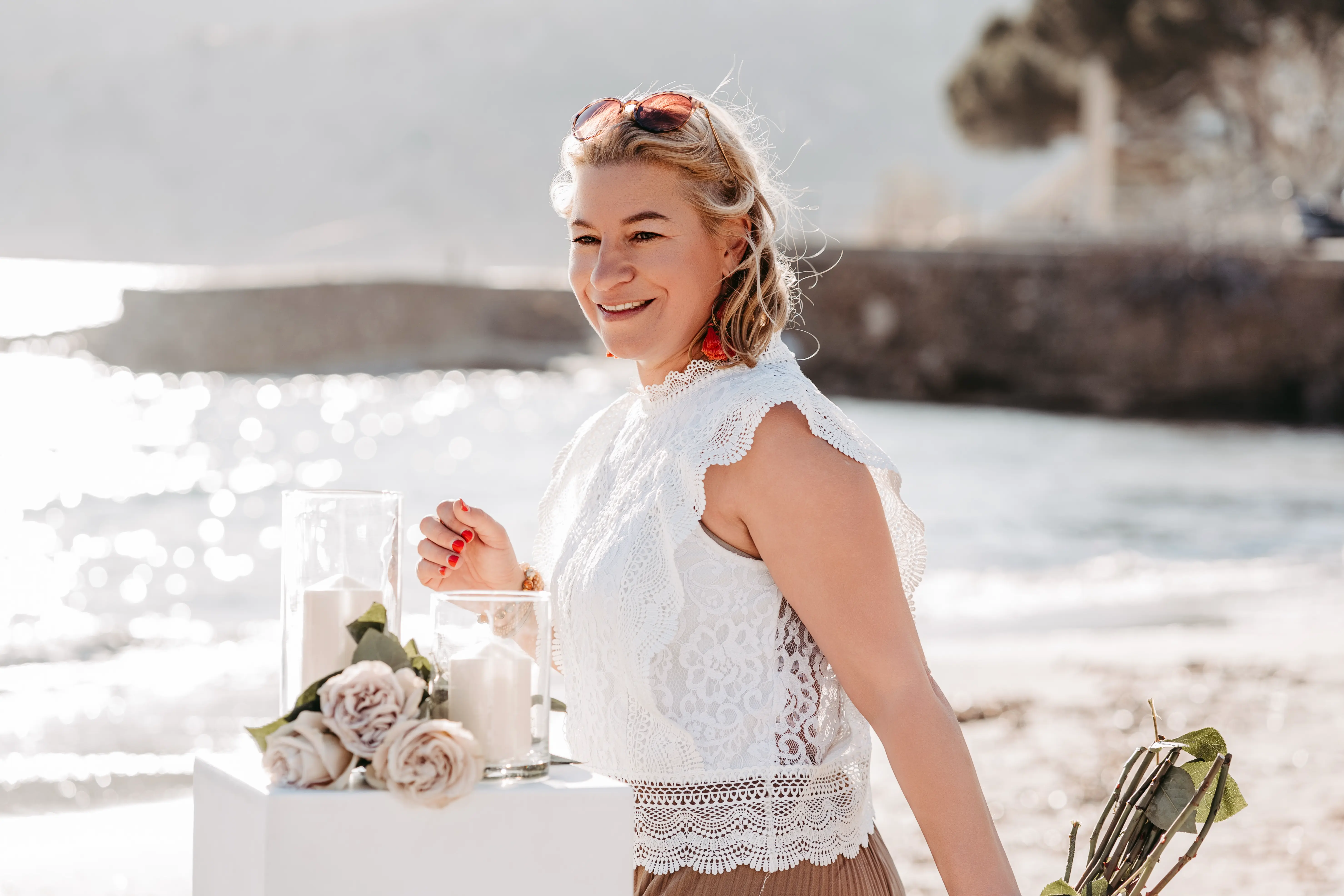 Sarah Alhorn bei einem Styled Shoot am Meer auf Mallorca