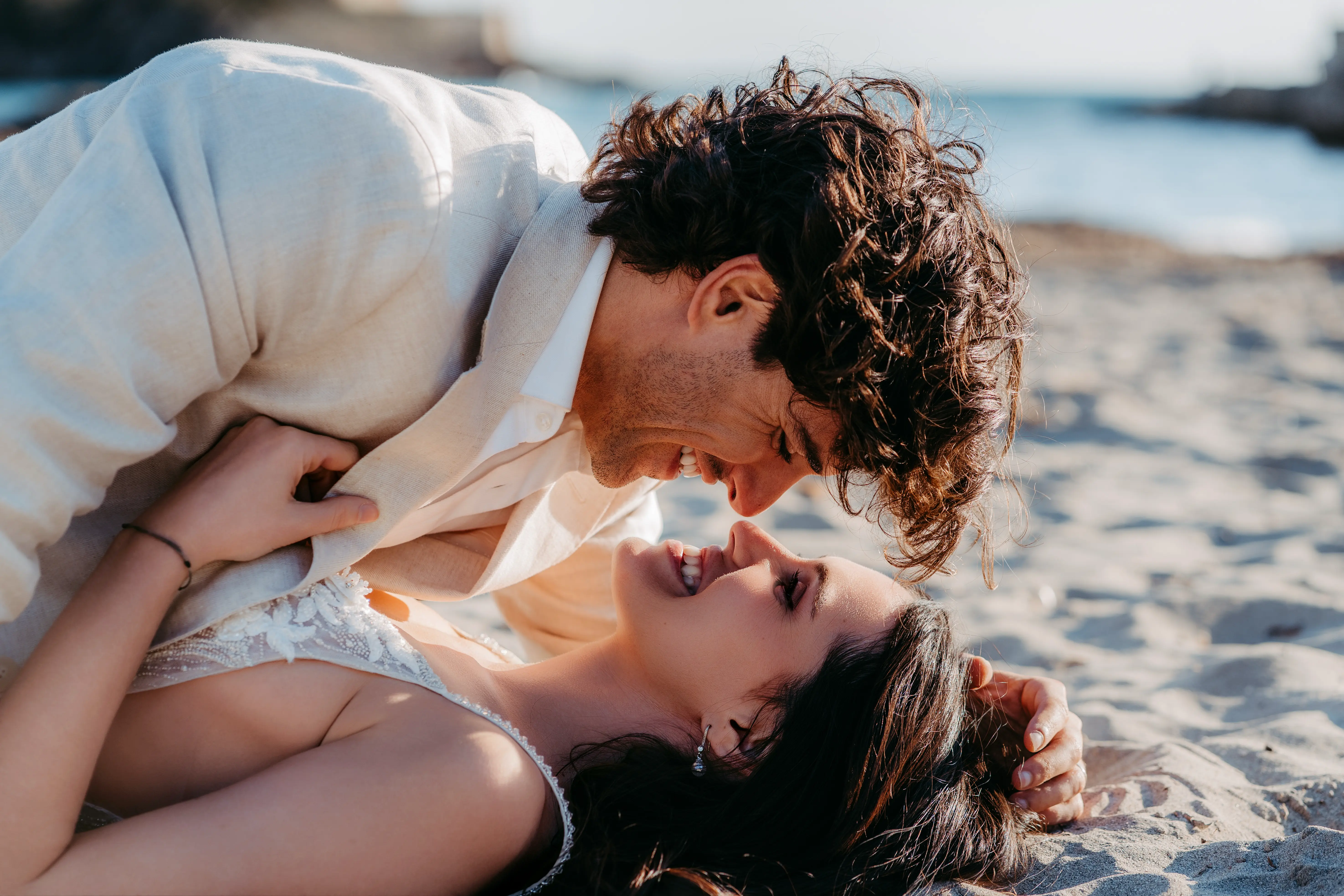 Emotionaler Moment eines Brautpaares am Strand